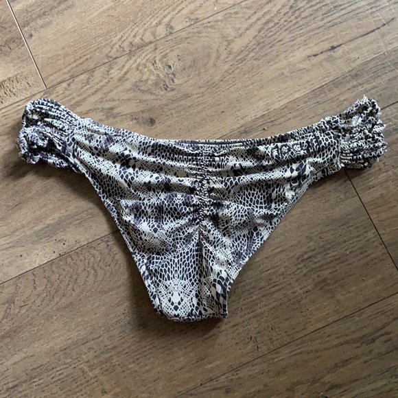 Women’s RIPCURL scrunched swimsuit bottoms. - Picture 3 of 5